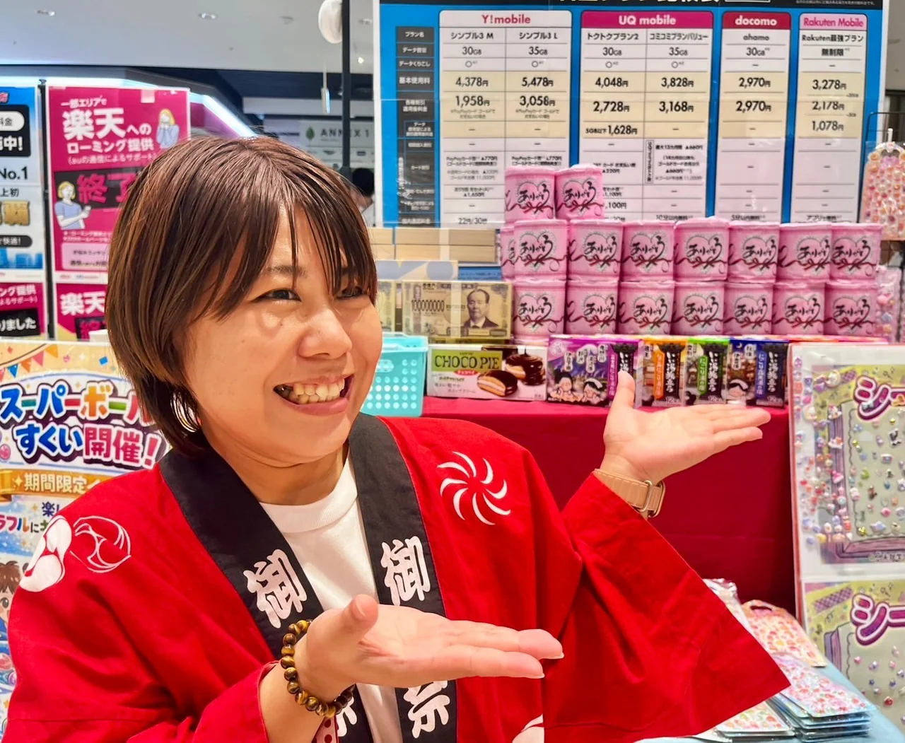 タブレットを手に接客するスタッフ