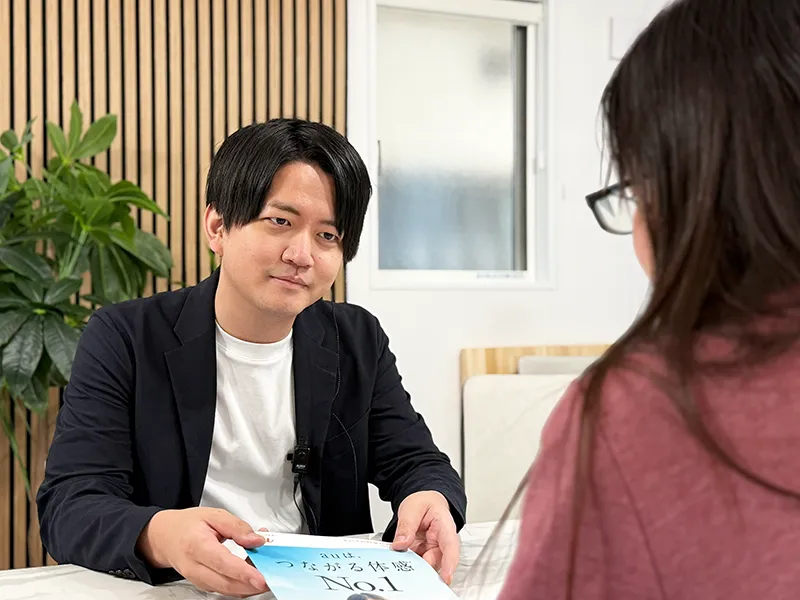研修で資料を確認するスタッフ
